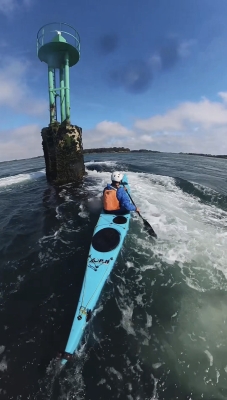 Kayak de mer sur le Golfe du Morbihan pr&egrave;s de Saint-Armel avec un peu de courant 